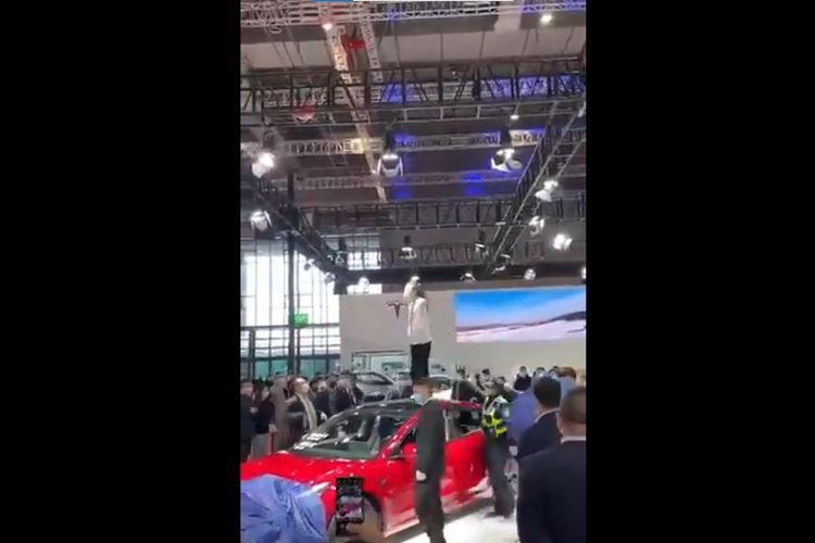 Video viral seorang wanita marah-marah di pameran Shanghai Auto Show pada Senin (19/4/2021), mengaku hampir tewas karena rem mobil Tesla-nya blong.