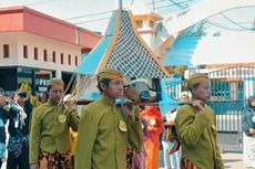 Ratusan Pelajar di Tegal Gelar Teatrikal Tradisi Nelayan Pantura Larung Sesaji Kepala Kerbau