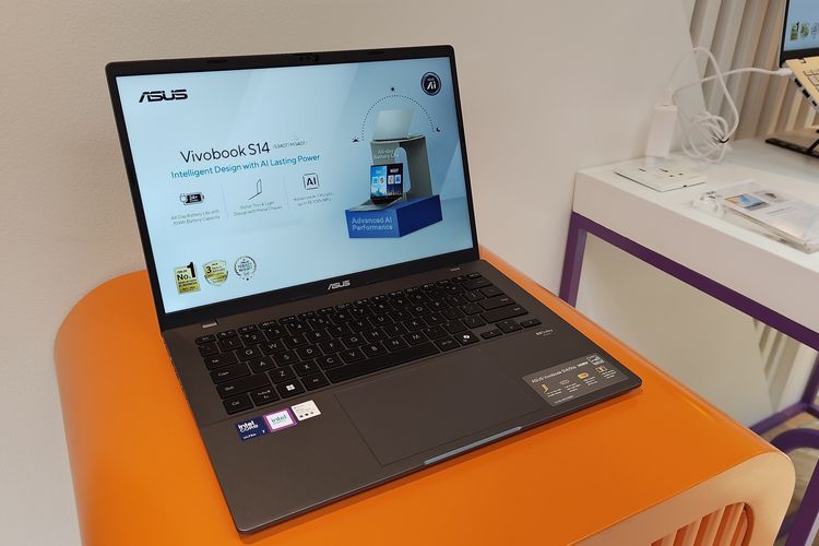 Laptop Vivobook S14 SKU (M3407HA) yang ditenagai prosesor AMD Ryzen 7.