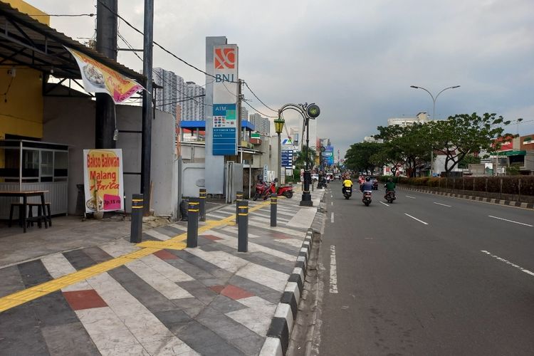 Pemilik warung makan Anita bernama Sri di Jalan Raya Margonda, meminta Pemerinta Kota Depok untuk membuka akses ke warungnya yang tertutup trotoar instagramable.