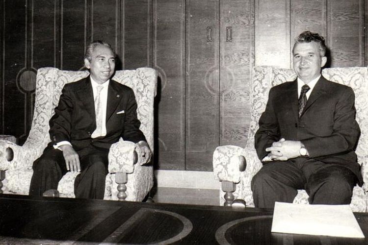 Menteri Luar Negeri Indonesia Adam Malik bersama pemimpin Rumania, Nicolae Ceau?escu pada 16 Juli 1974