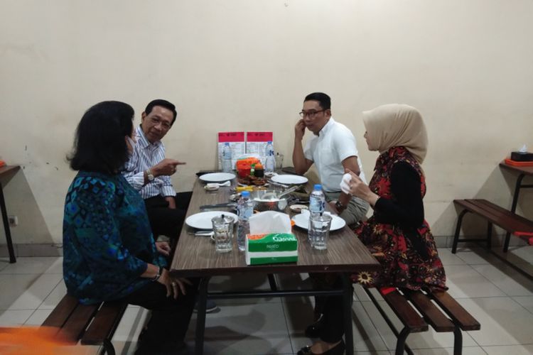 Gubernur Jawa Barat Ridwan Kamil didampingi istrinya Atalia Praratya saat makan bersama Sultan HB X dan Ratu Hemas di Rumah Makan Ayam Panaitan, Kota Bandung, Selasa (7/12/2021).