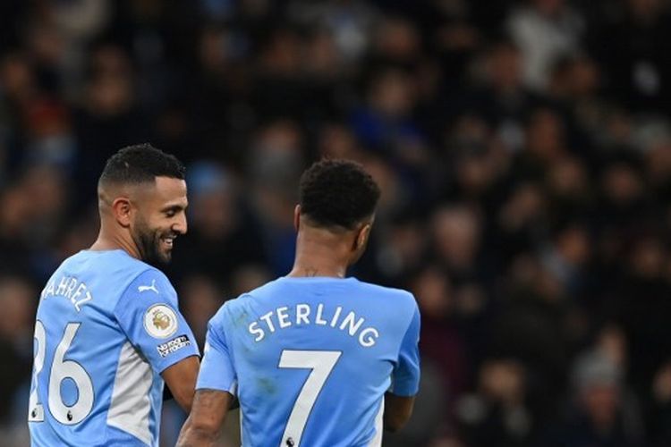 Gelandang Manchester City, Riyad Mahrez (kiri), mendapatkan selamat dari rekannya Raheel Sterling setelah Mahrez berhasil mencetak gol dari titik penalti dalam pertandingan Liga Inggris antara Manchester City vs Brentford di Stadion Etihad, Manchester, Rabu (9/2/2022) atau Kamis dini hari WIB.