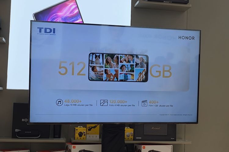 Dengan storage 512 GB ini, Honor mengeklaim kapasitas tersebut bisa menampung lebih dari 400 film ukuran 1 GB, lebih dari 120.000 foto ukuran 4 MB, atau sekitar 48.000 lagu.