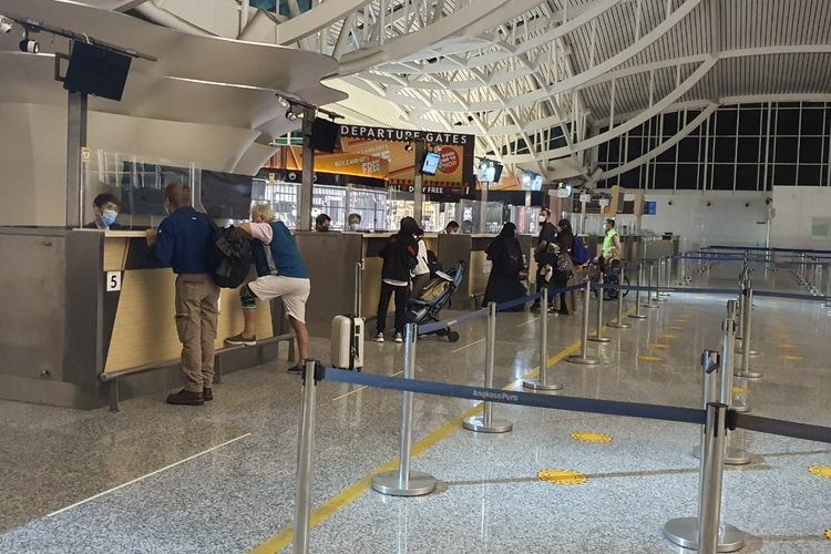 Sebanyak 73 warga negara (WN) Australia pulang ke negaranya melalui Bandara Internasional I Gusti Ngurah Rai, Bali, Minggu (19/9/2021).