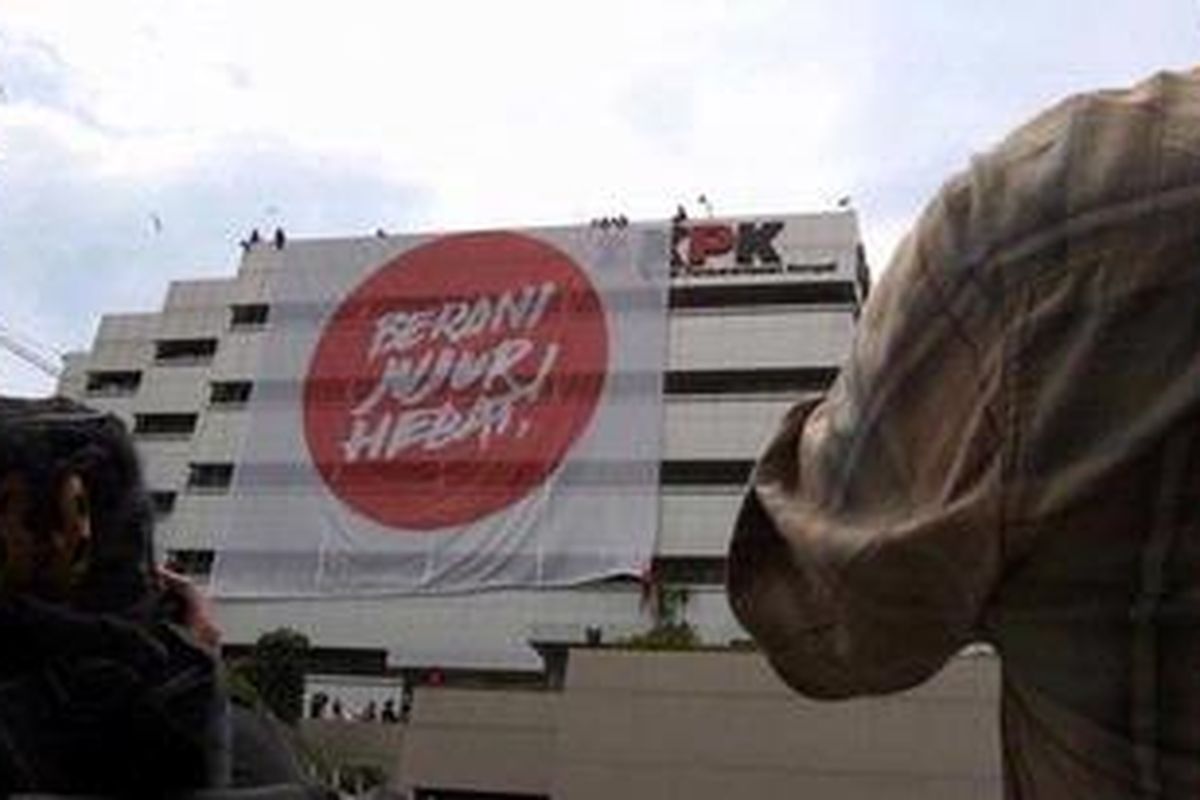 Sejumlah fotografer mengabadikan turunnya spanduk raksasa dari gedung KPK. Untuk memperingati hari Anti Korupsi se- Dunia yang jatuh pada tanggal 9 Desember yang akan datang, sejumlah aktivis yang tergabung dalam Cinta Indonesia Cinta Anti Korupsi (CICAK), menggelar spanduk raksasa. Spanduk dengan ukuran 20 meter x 20meter ini di bentangkan di sisi utara gedung Komisi Pemberantasan Korupsi (KPK), Jakarta, Minggu (25/11/2012) pagi. Spanduk dengan tulisan "Berani Jujur Hebat" menjadi simbol bagi masyarakat untuk terus memberantas korupsi.