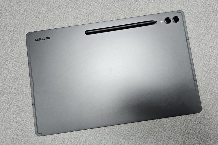 Punggung Samsung Galaxy Tab S9 Ultra dibuat dari material material Armor Aluminium serta berwarna abu-abu kehitaman dengan finishing matte. Desain ini menambah kesan premium pada tablet ini. Ada dua lensa kamera belakang yang langsung dibenamkan di punggung. Kemudian, ada kompartemen penyimpanan dan pengecasan magnetik untuk S Pen. 