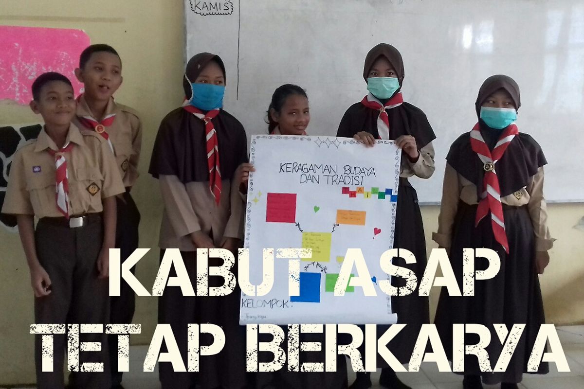Meski masih didera bencana kabut asap, siswa SMPN 21 Tanjung Jebung Timur, Jambi dibawah pendampingan Dwi Nanda Akhmad, tetap antusias belajar aktif memahami keragaman dan kekayaan budaya dan tradisi yang dimiliki negara melalui pelajaran IPS.
