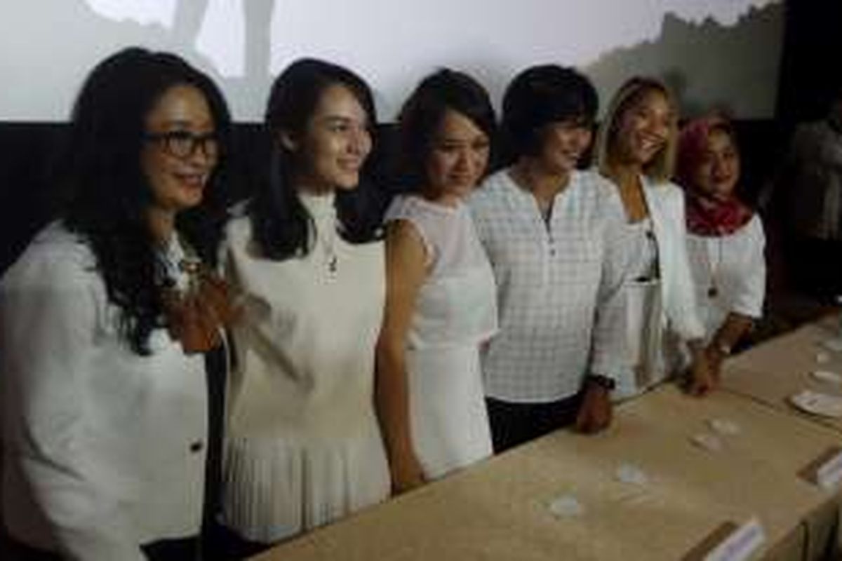 Dari kiri ke kanan: Lilies Handayani, Chelsea Islan, Bunga Citra Lestari, Nurfitriyana, Tara Basro, Kusumawardhani menghadiri konferensi pers film 3 Srikandi di XXI Plaza Indonesia, Senin (18/4/2016).