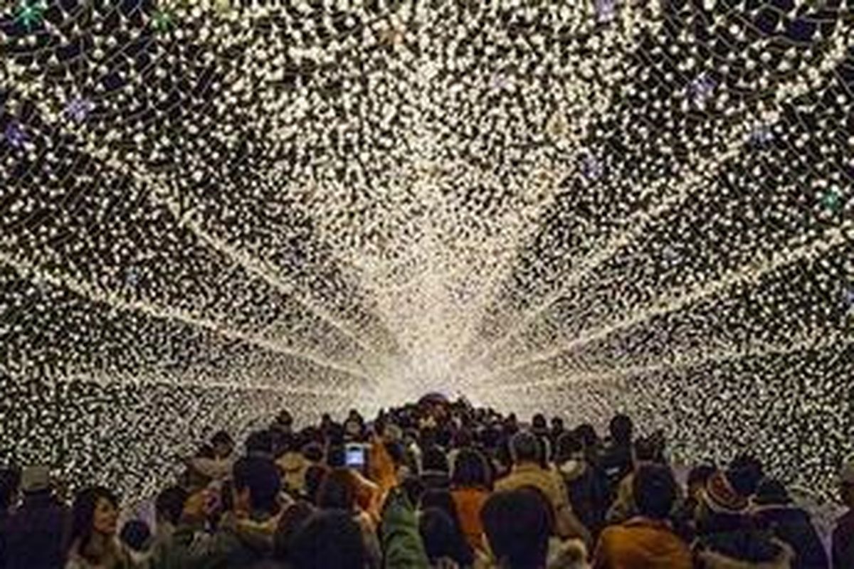 Taman bermain musiman bernama Winter Illumination ini disebut-sebut sebagai atraksi musim dingin terbaik di seluruh Jepang.