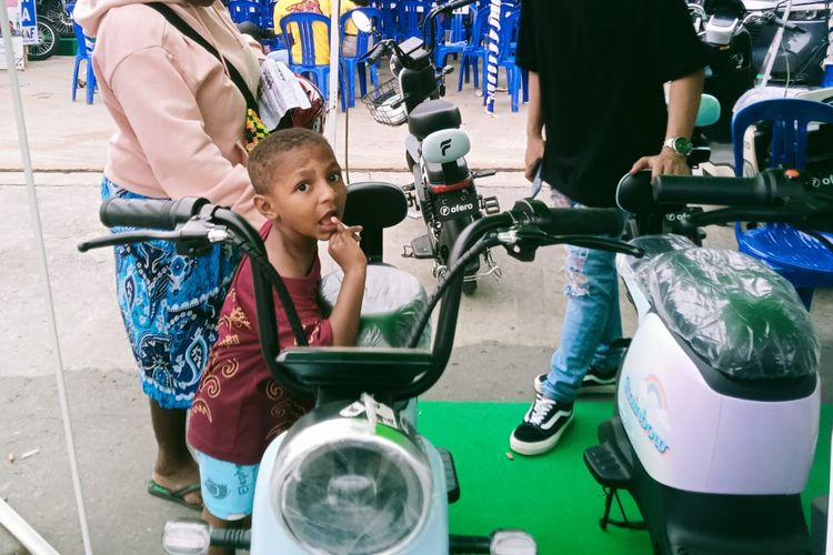 Ida Nuham Mama Papua asal Mansel saat melihat sepeda listrik di kegiatan festival