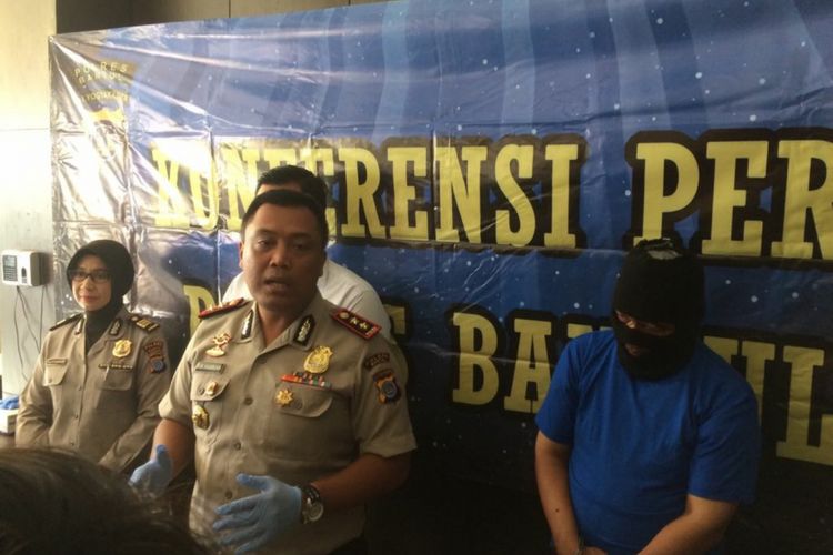 Kapolres Bantul AKBP Sahat M Hasibuan dan pelaku pembunuhan wanita di Bantul, saat gelar perkara di Mapolres Bantul, Senin (4/6/2018). 