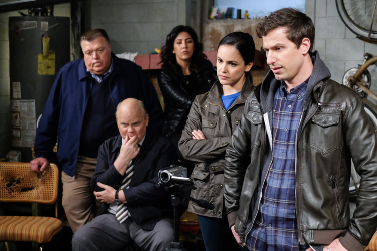 Andy Samberg dan Melissa Fumero dalam serial drama komedi Brooklyn Nine-Nine (2013).