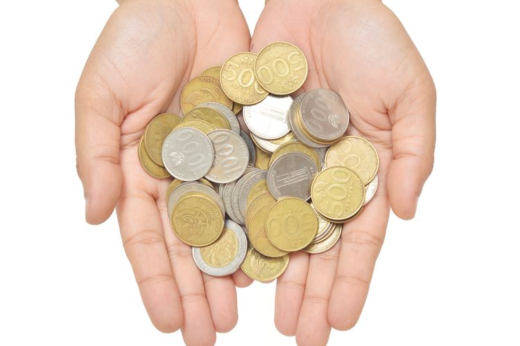 Ilustrasi uang rupiah logam pecahan Rp 500 dan Rp 1.000 yang akan ditarik peredarannya. 