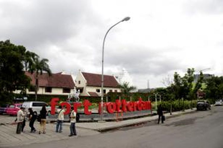 Para wisatawan berkumpul di depan tulisan Fort Rotterdam berwarna merah di depan Obyek Wisata Benteng Fort Rotterdam, Kota Makassar, Sulawesi Selatan, Rabu (11/2/2015). Benteng Rotterdam terletak di di pinggir pantai sebelah barat Kota Makassar, Sulawesi Selatan. 