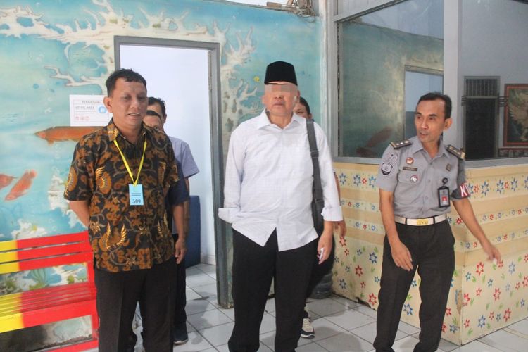 Rendra Kresna saat keluar dari tahanan Lapas I Surabaya, Selasa (23/4/2024).