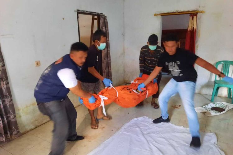 Tim Inafis Polresta Tasikmalaya mengevakuasi mayat pria yang tewas gantung diri di sebuah rumah kosong Desa Rajapolah, Kabupaten Tasikmalaya, Nawa Barat, Rabu (12/7/2023).