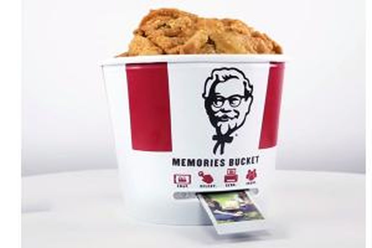 Ember ayam KFC dengan fitur printer foto portabel.