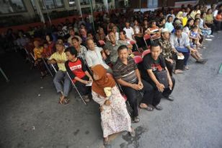 Warga lanjut usia mendatangi Kantor Pos Besar, Yogyakarta, untuk mengambil dana Bantuan Langsung Sementara Masyarakat (BLSM) sebesar Rp 300.000, Sabtu (22/6/2013). Dana BLSM di wilayah Kota Yogyakarta disalurkan kepada 16.031 Rumah Tangga Sasaran (RTS).  