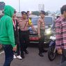 Sejumlah Orang Adang Mobil Pelat Merah saat Demo Tolak Perppu Cipta Kerja di Gedung DPR
