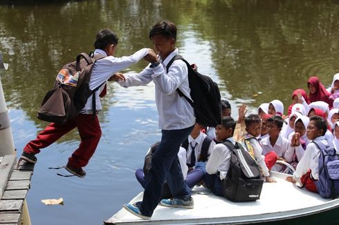 Pergi ke Sekolah, Siswa di Pesisir Delta Mahakam Bertaruh Nyawa Berdesakan di Perahu Kecil