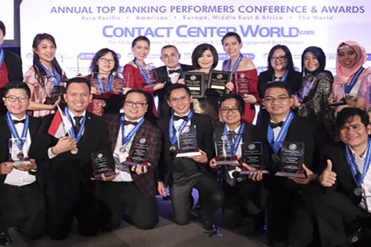 Executive Vice President Center of Digital BCA Wani Sabu (tengah) menerima penghargaan Industry Champion Corporate yang diserahkan oleh President of Contact Center World Raj Wadhwani (kelima kiri) dalam ajang Contact Center World (CCW) Award 2018 di Praha, Jumat (09/11/2018).