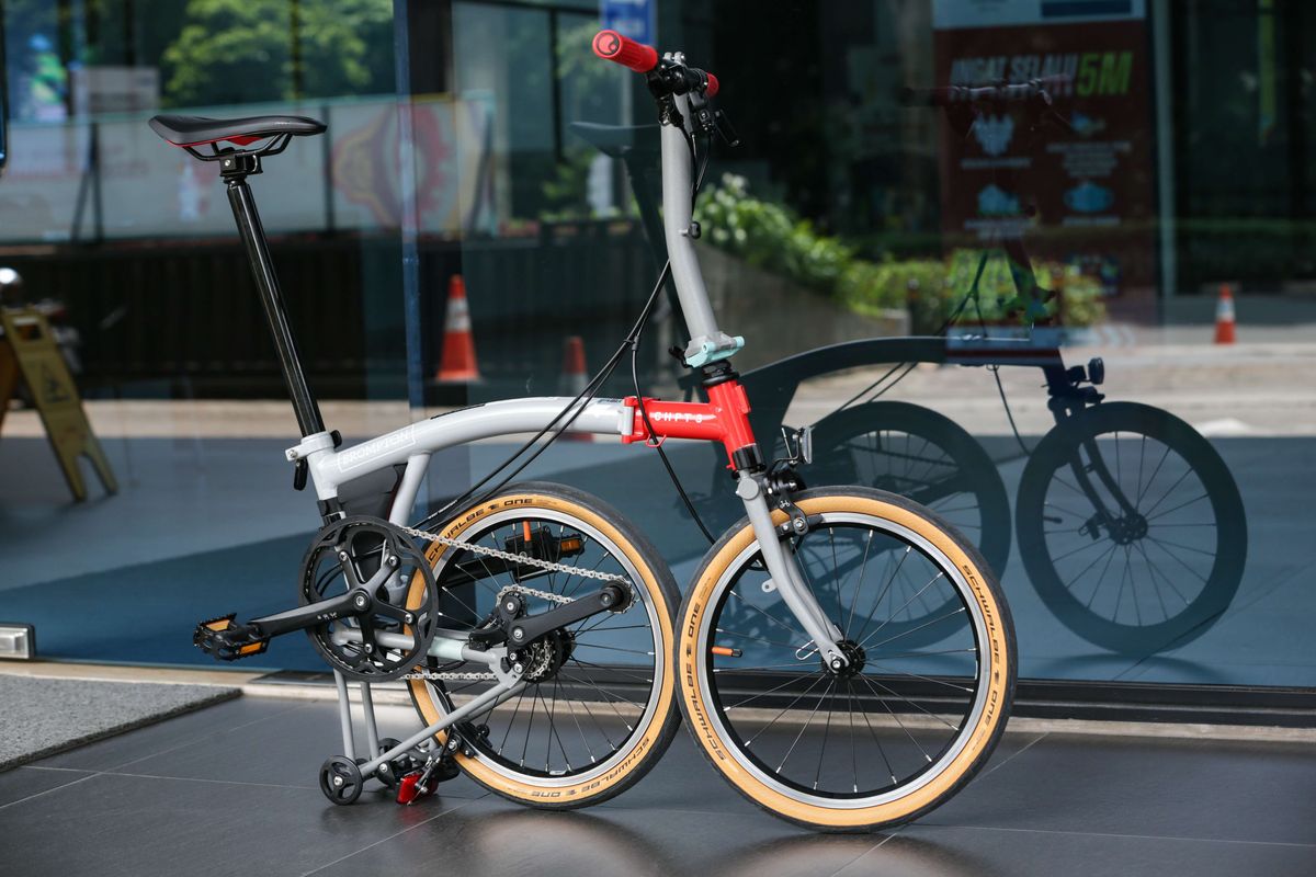 Sepeda Brompton CHPT3 Edisi ke-4 di Jakarta, Kamis (16/3/2023). Pabrikan sepeda lipat asal Inggris, Brompton akan merilis edisi keempat sepeda kolaborasinya dengan merek pakaian untuk bersepeda CHPT3 di Indonesia Jumat (17/3/2023) besok.