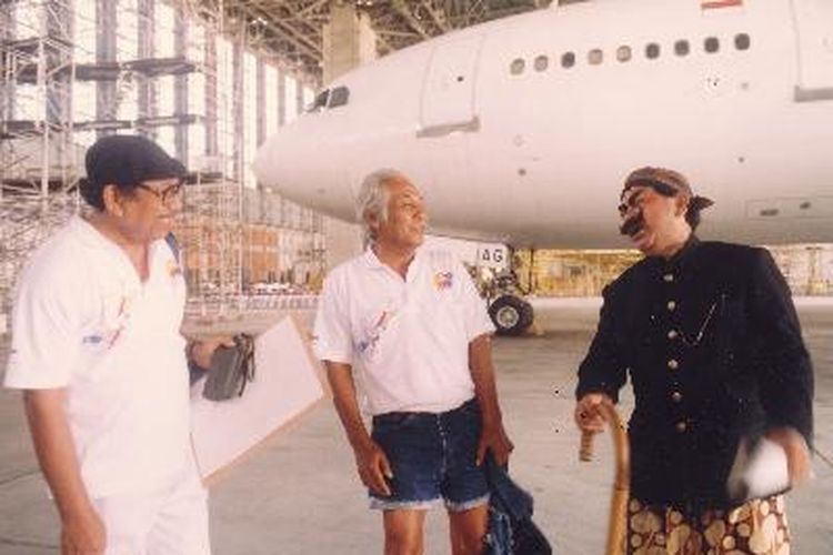 After the painting contest, Bob Sadino, flanked by Kak Tino Sidin (left) and Pak Raden (right), swung in front of the Airbus A300-600 that was used as a paint model for elementary school children at the maintenance facility of Garuda, at Soekarno-Hatta airport.
