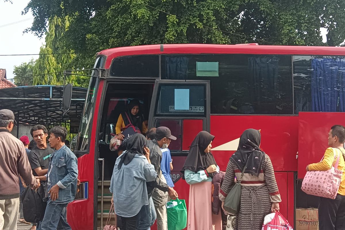 Terminal Kampung Rambutan mulai didatangi para pemudik sore ini, Selasa (25/4/2023).