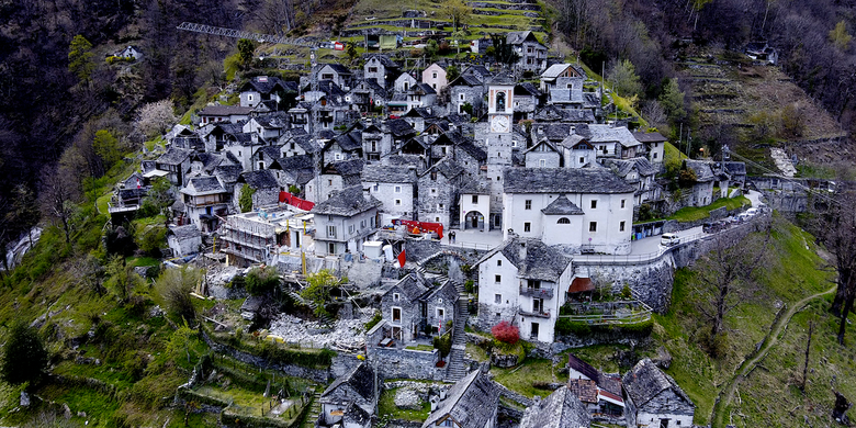 Corippo, Desa Terkecil Swiss, yang berusaha melawan takdir kematiannya, dengan jalan mengubah separuh desanya menjadi kawasan hotel