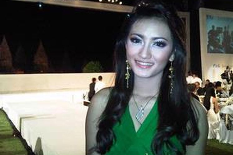 Rina Mariana terpilih sebagai Bintang Pantene 2011. Rina mengenakan kalung Shira, yang disematkan Anggun kepadanya pada malam final yang berlangsung di Lapangan Garuda Kompleks Candi Perambanan, Yogyakarta, Selasa (24/5/2011).
