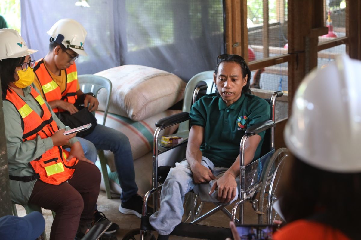 Pemilik peternakan ayam kampung organik Sulaiman (37) di Desa Matompi, Kecamatan Towuti, Luwu Timur, Sulawesi Selatan.