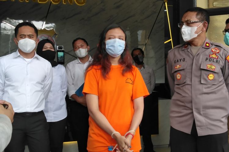 Tampak pelaku yang merupakan seorang <a href='https://manado.tribunnews.com/tag/guru-privat' title='guru privat'>guru privat</a> mengenakan baju tahanan setelah ditangkap lantaran melalukan penculikan terhadap seorang anak berusia 9 tahun.