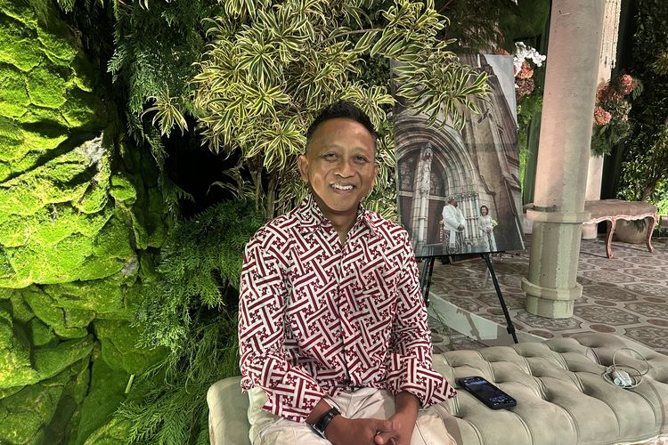 Owner & Art Director RumahKampung, Fajar J. Adi saat ditemui The Garden of Everlasting Heritage, Where Traditions and Timeless Love Blossom, di Fairmont Jakarta Pusat, Sabtu (2/5/2026).