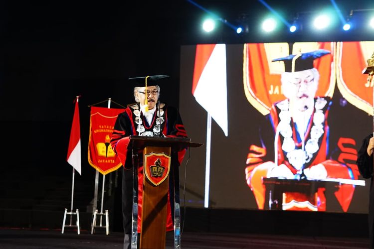 Ketua Senat Unkris Prof. Gayus Lumbuun dalama acara wisuda bagi 1.418 lulusan program sarjana, program magister dan program doktor di Sentul International Convention Center (SICC) pada Rabu, 7 Juli 2023.