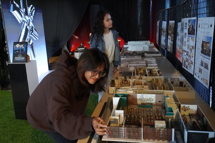 Mahasiswa Petra Christian University Surabaya Bernike Ayu Calista (kiri) dan Kezia Kristabella, saat melihat-lihat hasil karya mahasiswa Interior Design PCU dalam pameran INDEX.