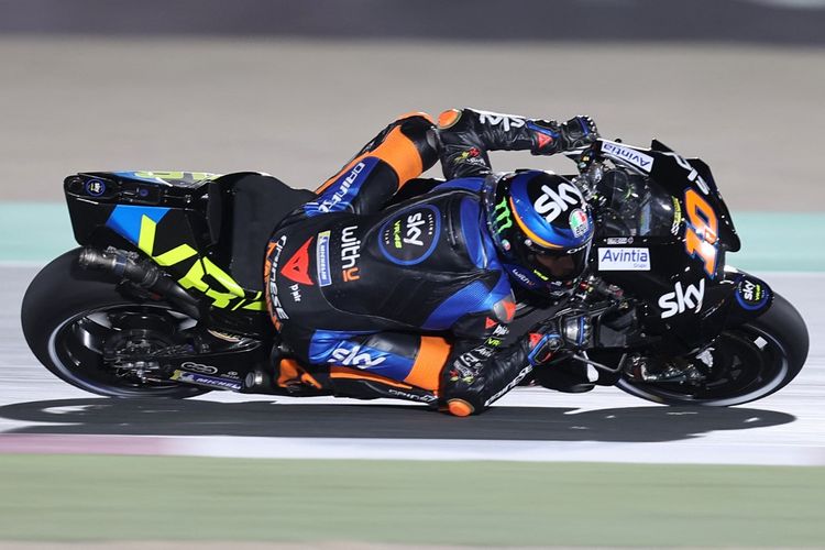 Luca Marini saat sesi latihan bebas pada MotoGP Doha 2021. (Photo by KARIM JAAFAR / AFP)