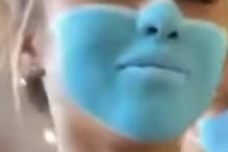 Sebuah video warga negara asing melukis wajahnya menyerupai masker dan mengelabui satpam viral di media sosial.