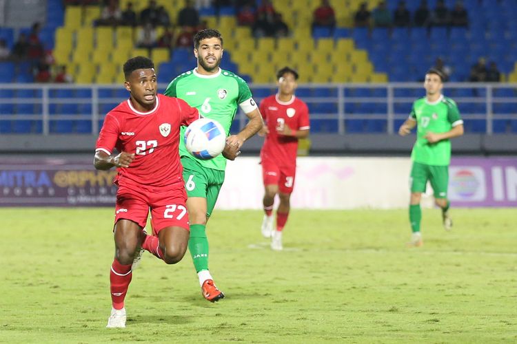 Pemain Timnas U20 Indonesia Tirie Adriano Manuri mengejar bola saat laga kedua turnamen internasional U20 Challenge Series 2025 melawan Suriah yang berakhir dengan skor 0-2 di Stadion Gelora Delta Sidoarjo, Senin (27/1/2025) malam.