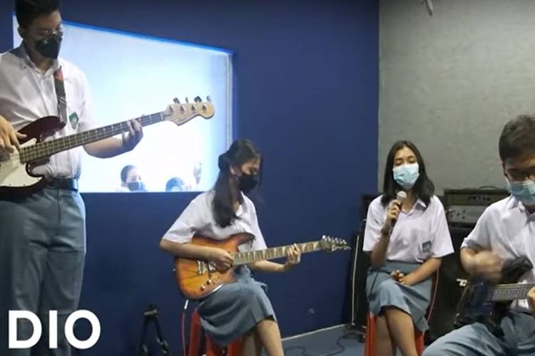 Peserta didik sedang latihan musik di ruang studio band
