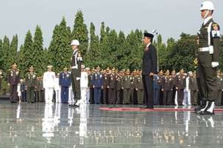 Presiden Upacara pimpin upacara memperingati hari pahlawan di Taman Makam Pahlawan, Kalibata, Jakarta, Kamis (10/11/2016).