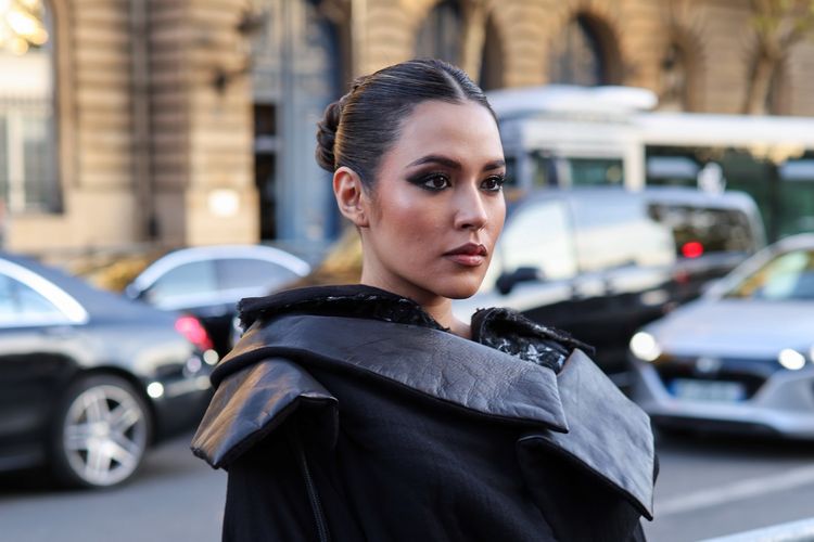 Gaya Raisa Paris Fashion Week, Edgy dalam Balutan Yohji Yamamoto