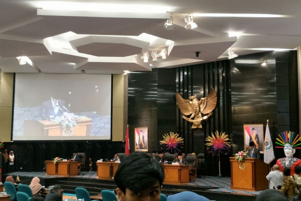 Bakal calon wakil presiden Sandiaga Uno membacakan pengunduran dirinya dalam rapat paripurna di Gedung DPRD DKI, Jalan Kebon Sirih, Senin (27/8/2018). 