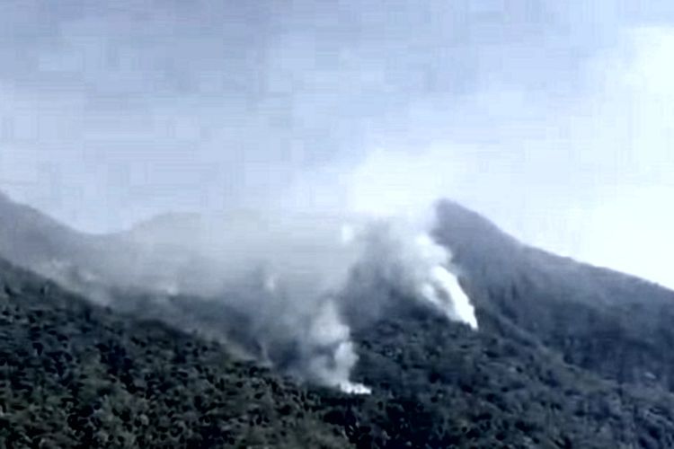 16 Kali Water Bombing Berhasil Padamkan Titik Api di Lereng Gunung Kawi Blitar