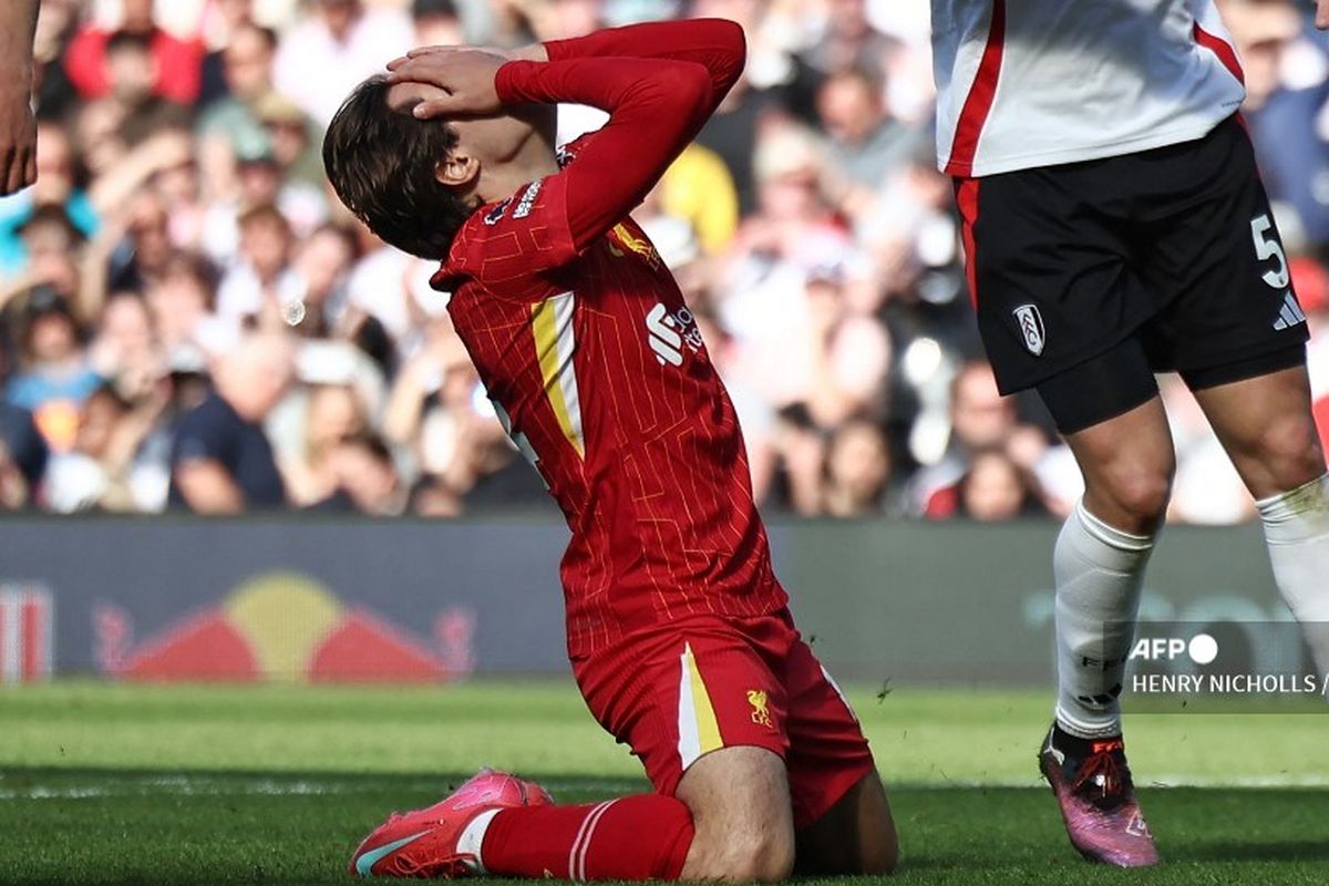 Striker Liverpool asal Italia #14 Federico Chiesa bereaksi setelah kehilangan peluang selama pertandingan sepak bola Liga Primer Inggris antara Fulham dan Liverpool di Craven Cottage di London pada 6 April 2025.