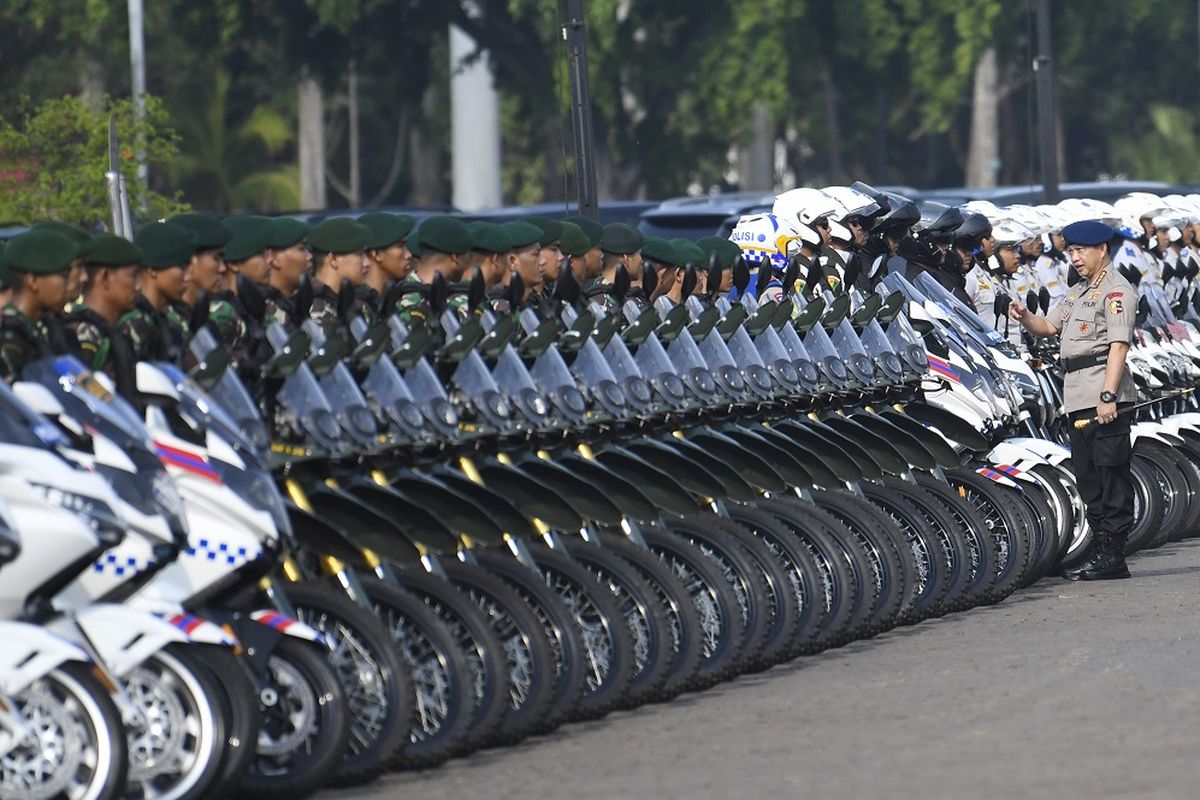 Kapolri Jenderal Pol Tito Karnavian (kanan) meninjau personel gabungan saat Apel Gelar Pasukan Pengamanan Pelantikan Presiden Dan Wakil Presiden periode 2019-2024 di Lapangan Silang Monas, Jakarta, Kamis (17/10/2019). Apel yang diikuti oleh personel gabungan dari TNI dan Polri itu digelar dalam rangka persiapan pengamanan pengambilan sumpah jabatan dan pelantikan Joko Widodo dan KH Maruf Amin sebagai Presiden dan Wakil Presiden periode 2019-2024 pada Minggu 20 Oktober mendatang. ANTARA FOTO/Nova Wahyudi/wsj.
