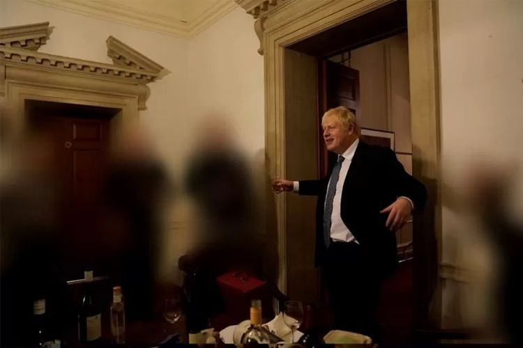 Boris Johnson tampak hadir dalam acara pesta di kantornya pada 13 November 2020.