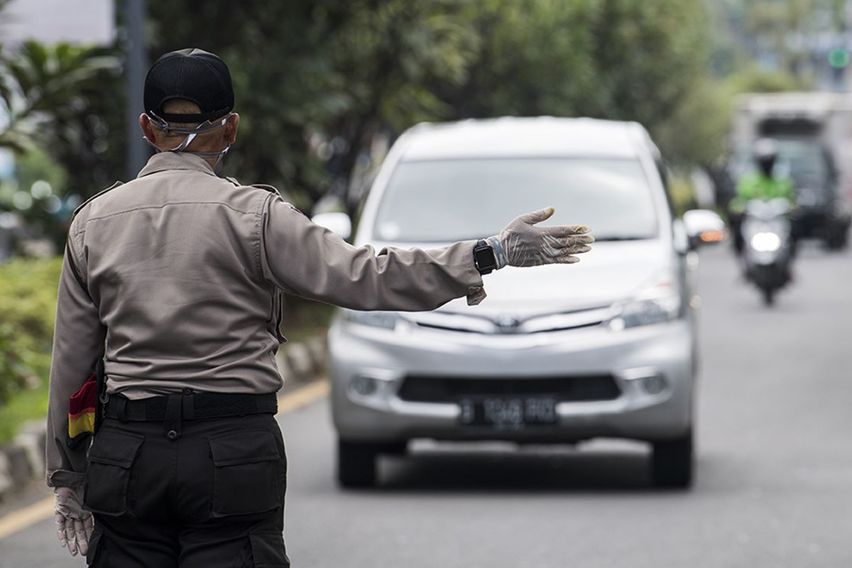 Polisi mengarahkan kendaraan roda empat untuk menjalani pemeriksaan saat penerapan pembatasan sosial berskala besar (PSBB) di Pasteur, Bandung, Jawa Barat, Rabu (22/4/2020). Pemeriksaan tersebut dilakukan untuk mengingatkan masyarakat agar menerapkan PSBB selama 14 hari dalam rangka percepatan penanganan Covid-19.