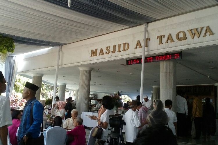 Keluarga wakil gubernur terpilih DKI Jakarta Sandiaga Uno menggelar acara open house di Masjid At-Taqwa, Jakarta Selatan, Minggu (25/6/2017).