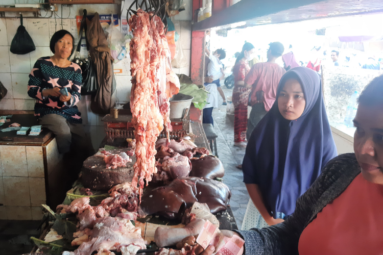 Penjual daging sapi di Lumajang mengaku rugi jutaan meski dagangannya laris manis, Jumat (29/4/2022)